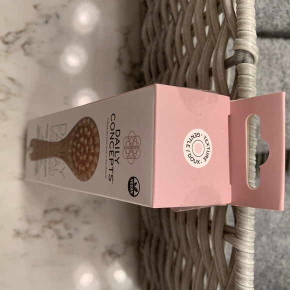 Daily Facial Dry Brush - Picture 3 of 3